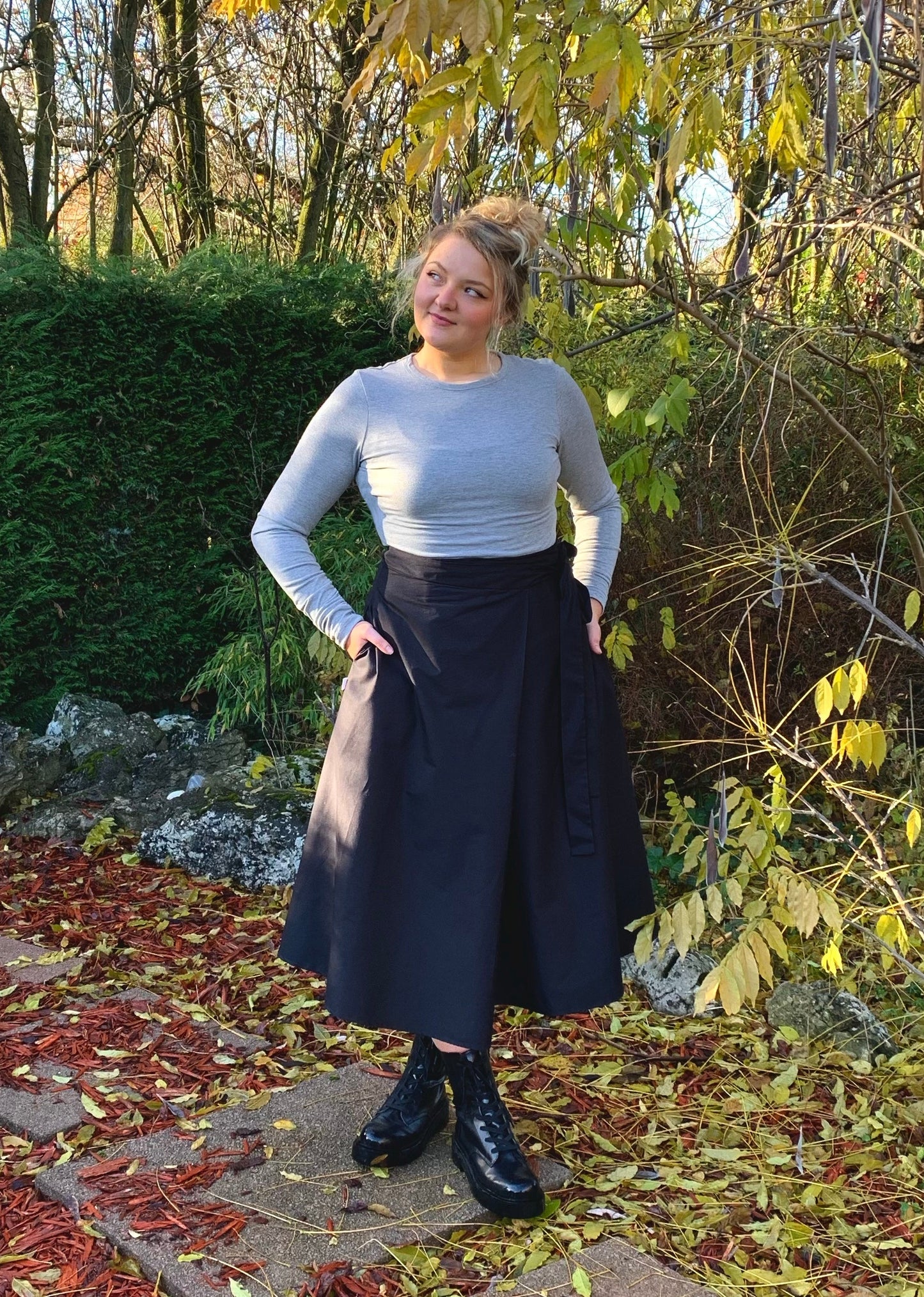 Jupe portefeuille mi-longue Illusion noire avec poches