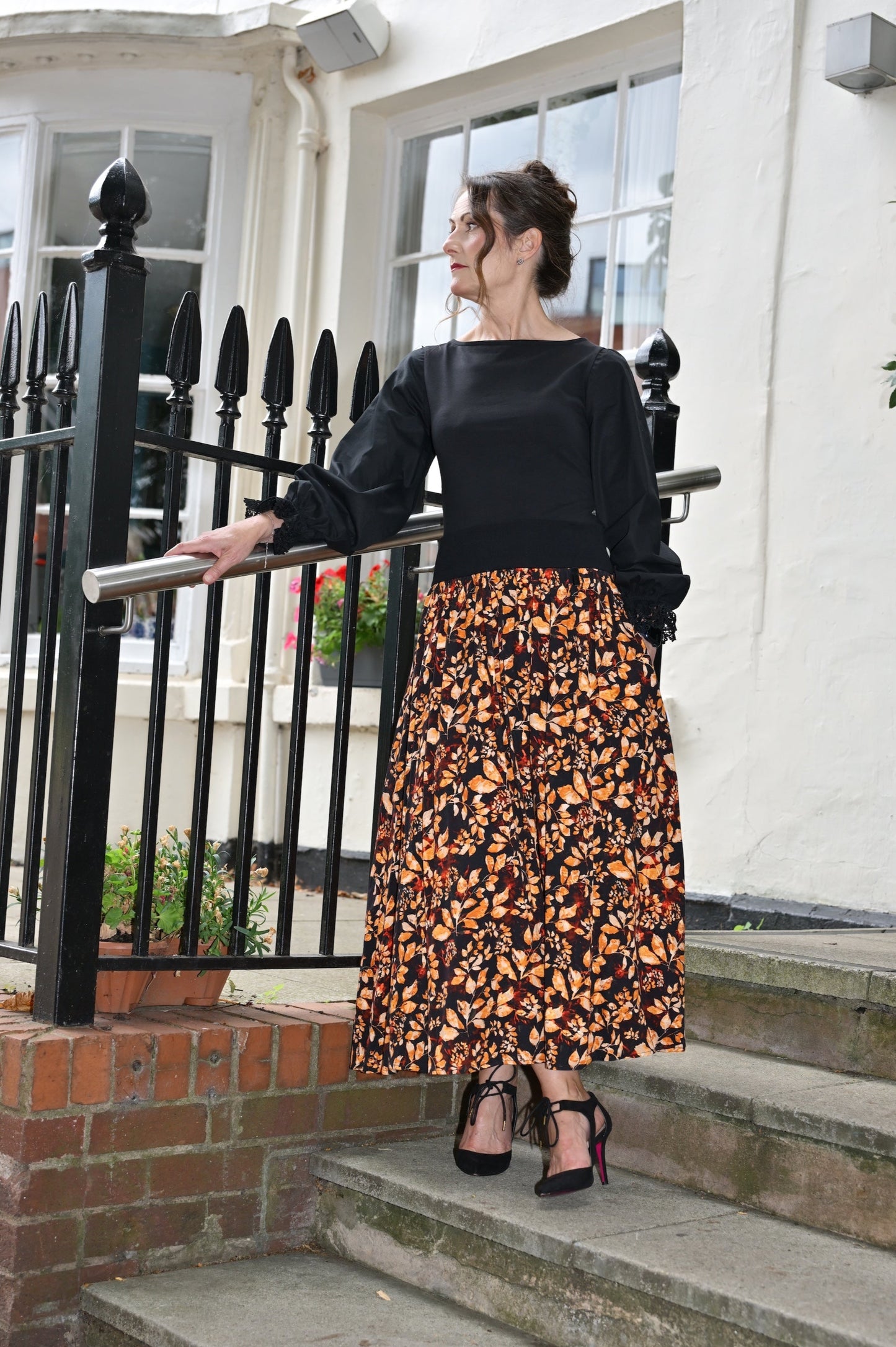 Sovereign Skirt With Pockets In Black And Gold Print