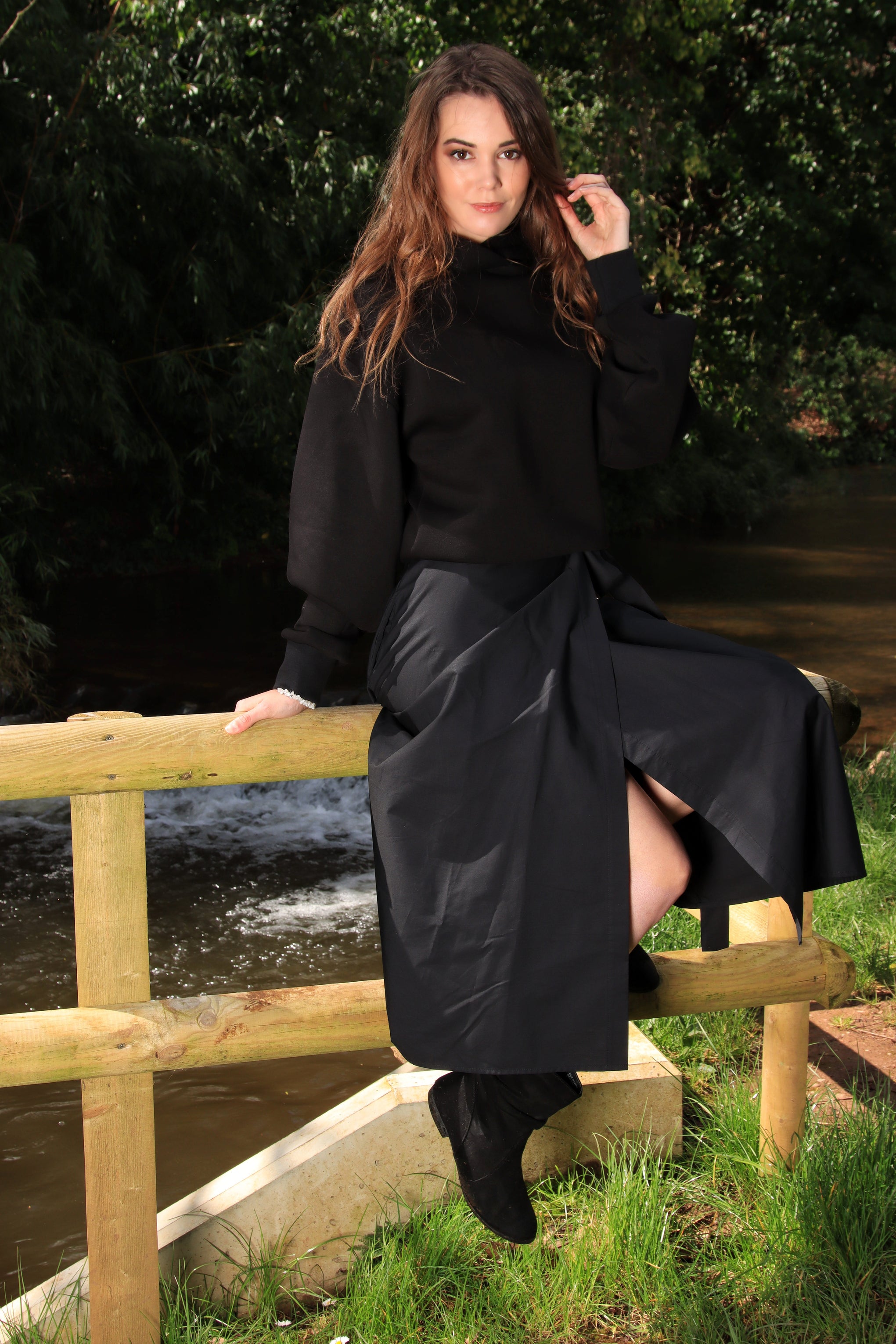 Full black midi skirt with pockets best sale