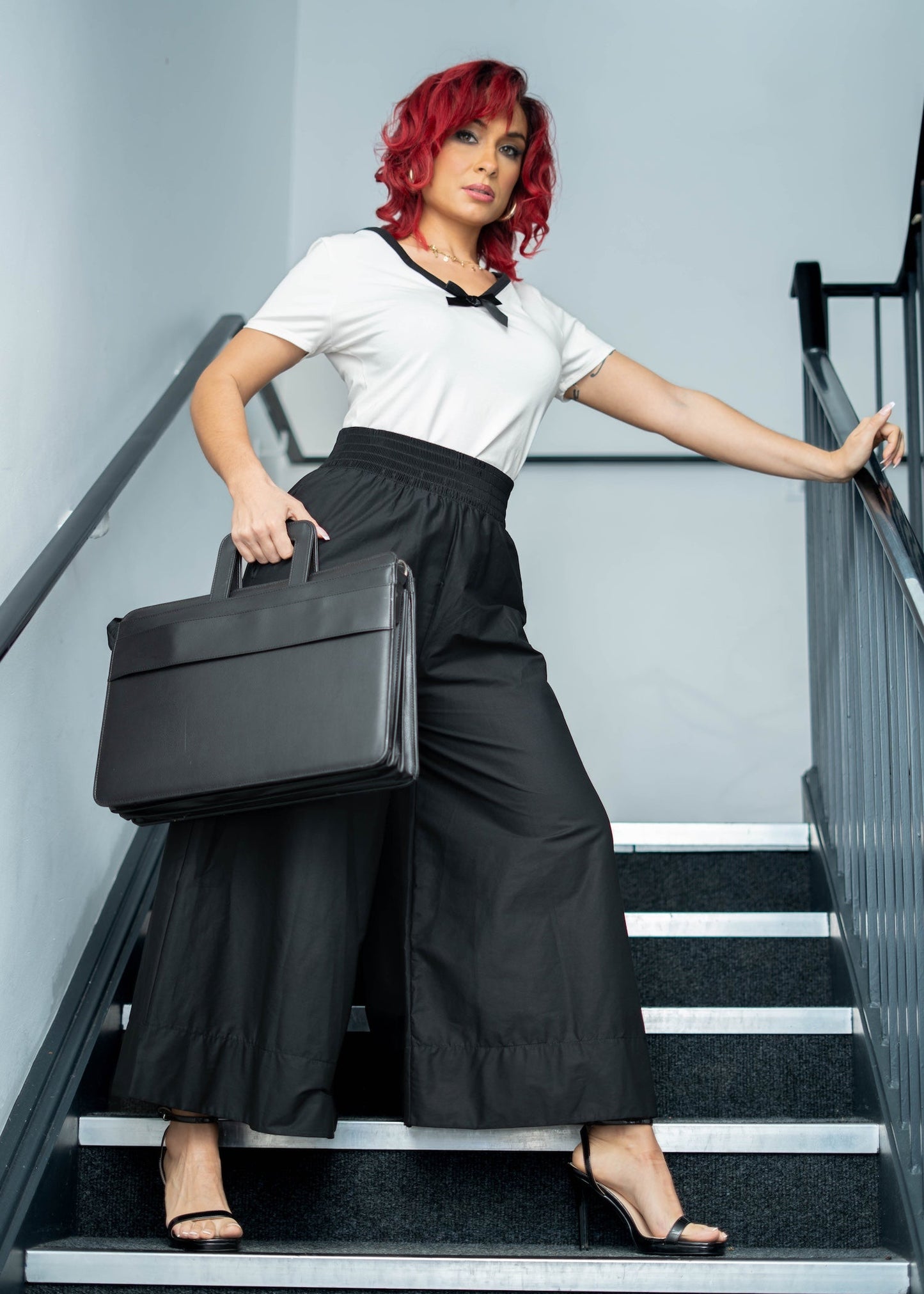 Top Tuamoto couleur crème avec bordure et nœud noirs