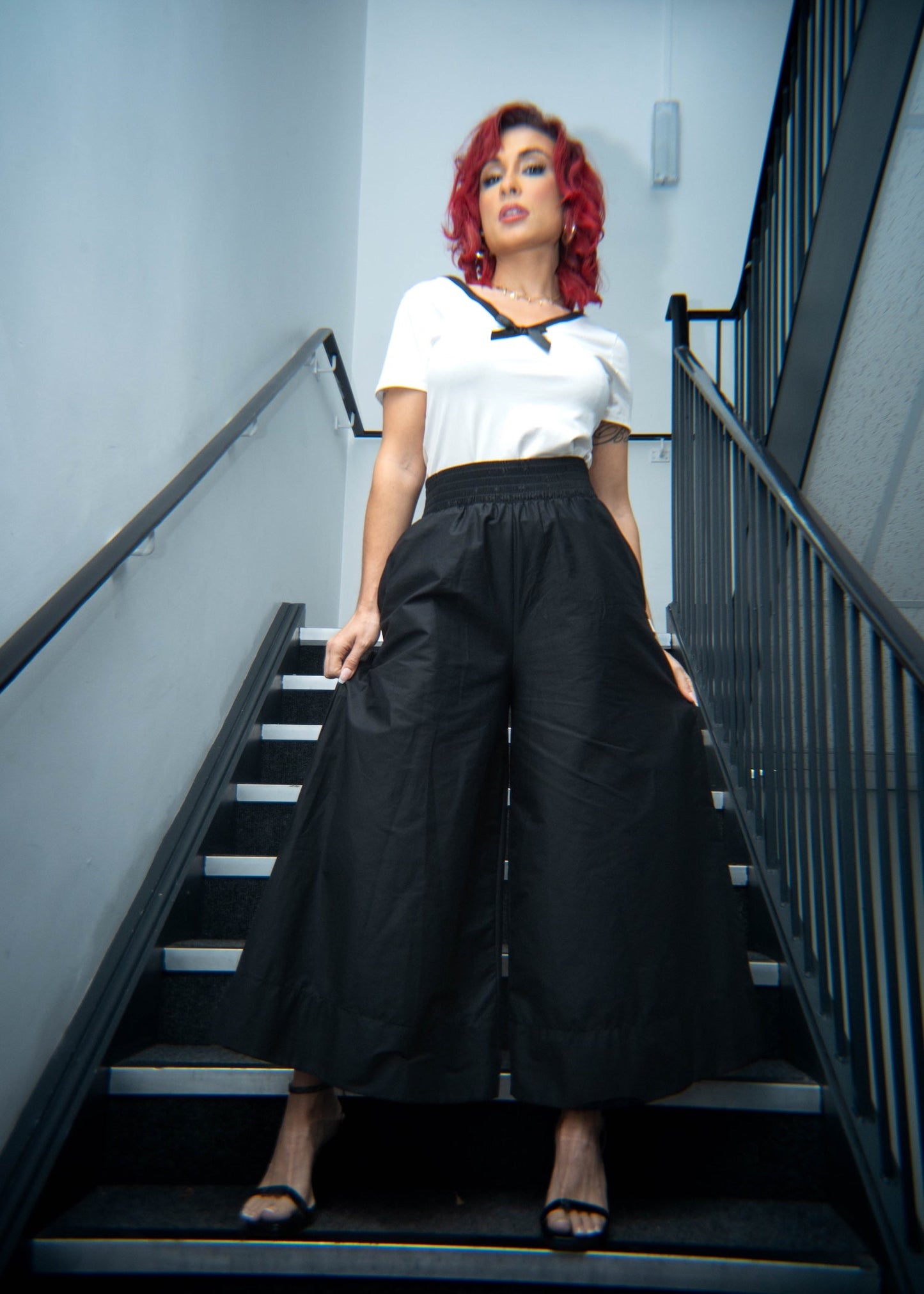 Top Tuamoto couleur crème avec bordure et nœud noirs