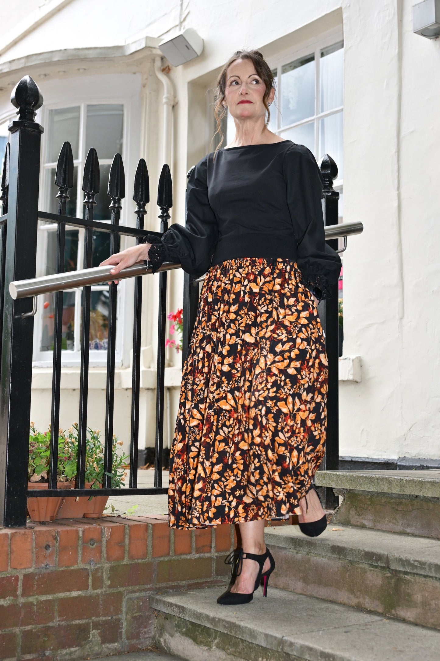Sovereign Skirt With Pockets In Black And Gold Print