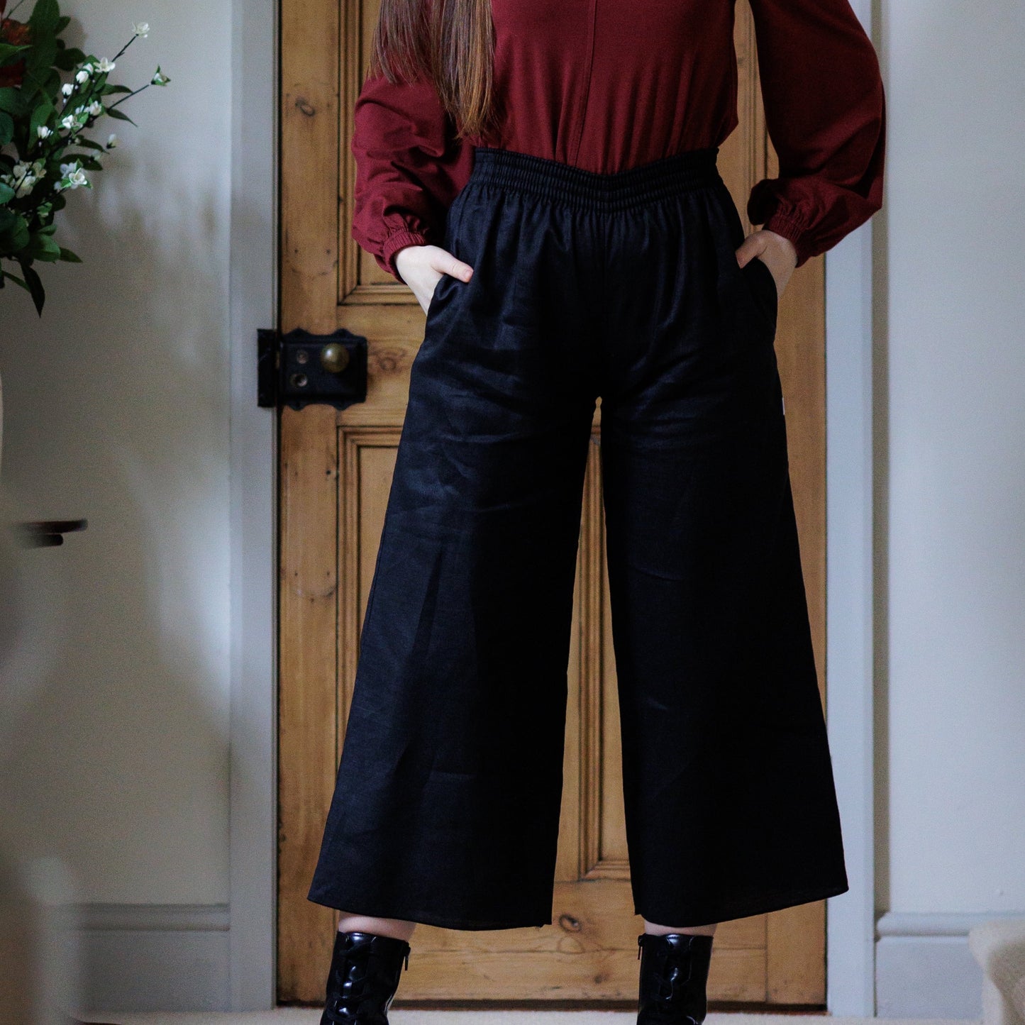 Pegasus Cropped Trouser with Pockets in Black