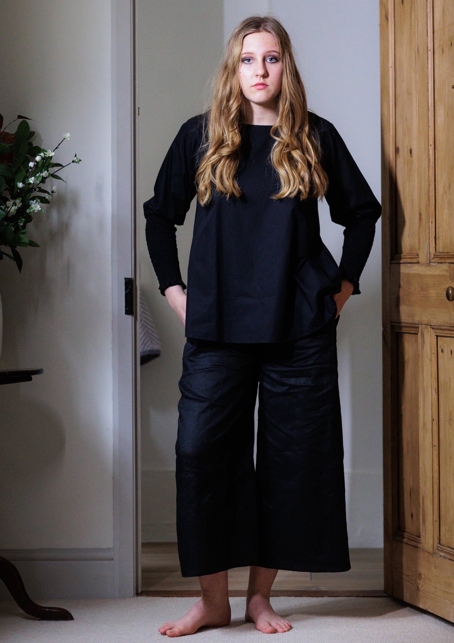 Pegasus Cropped Trouser with Pockets in Black